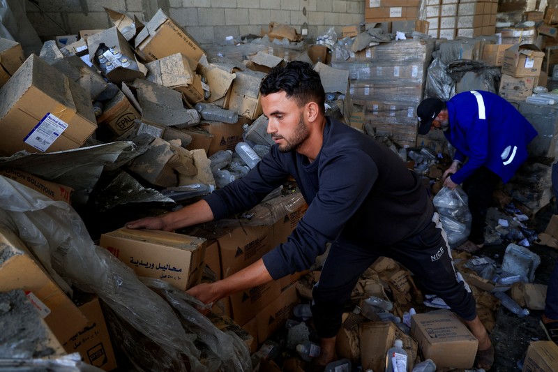 Truk yang membawa bantuan memasuki Gaza, di penyeberangan Kerem Shalom, di sisi penyeberangan Israel, 19 Mei 2025. Truk yang membawa bantuan memasuki Gaza, di penyeberangan Kerem Shalom, di sisi penyeberangan Israel, 19 Mei 2025. (REUTERS/Ronen Zvulun)