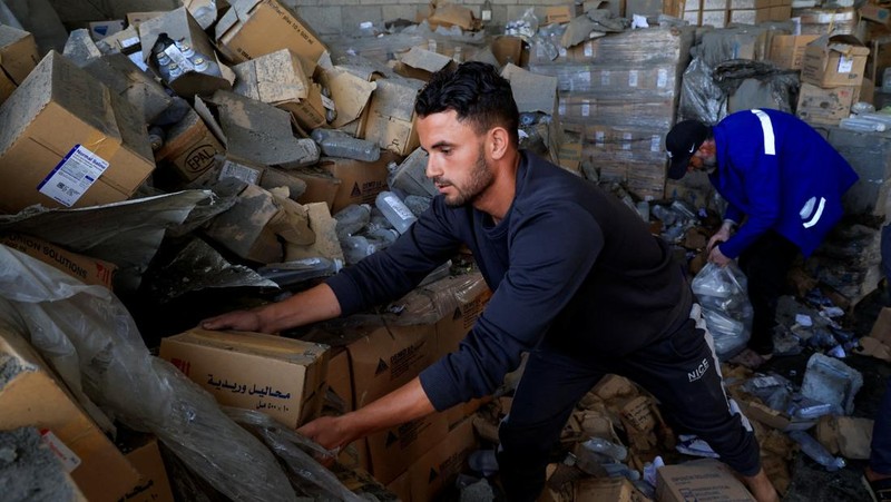 Truk yang digunakan menyebabkan bantuan memasuki Gaza, ke penyeberangan Kerem Shalom, dalam sisi penyeberangan Israel, 19 Mei 2025. (REUTERS/Ronen Zvulun)