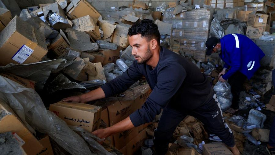 Truk yang membawa bantuan memasuki Gaza, di penyeberangan Kerem Shalom, di sisi penyeberangan Israel, 19 Mei 2025. Truk yang membawa bantuan memasuki Gaza, di penyeberangan Kerem Shalom, di sisi penyeberangan Israel, 19 Mei 2025. (REUTERS/Ronen Zvulun)