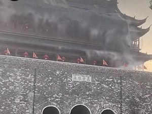 Detik-detik Insiden Runtuhnya Atap Bangunan Berumur 650 Tahun di China