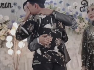 Momen Viral Pria Datang ke Pernikahan Mantan Pacar, Justru Peluk Erat Suaminya