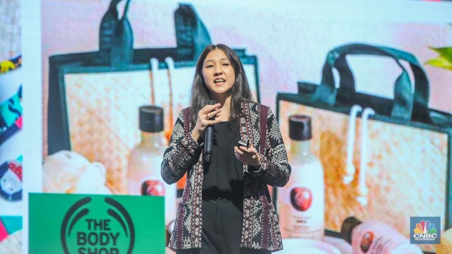 Co-Founder DU ANYAM, Azalea Ayuningtyas menyampaikan paparan dalam DBS Asian Insights Conference di Jakarta, Rabu (21/5/2025). (CNBC Indonesia/Faisal Rahman)
