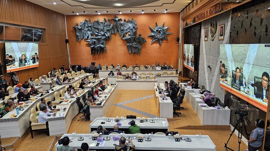 Demo ribuan driver ojol pada 20 Mei 2025 diprediksi menimbulkan kerugian besar. Hal tersebut diungkap oleh Ketua Komisi V DPR RI, Lasarus, saat RDPU Komisi V DPR RI dengan driver ojek online (ojol) pada Rabu (21/5/2025). (Intan Rakhmayanti Dewi)