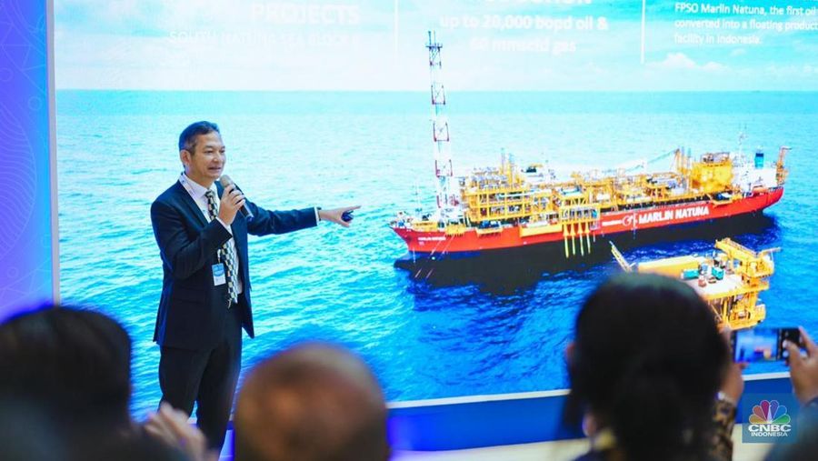 Direktur & Chief Administrative Officer MedcoEnergi Amri Siahaan mengatakan bahwa people capability dan organizational capability merupakan kunci utama dalam menghadapi tantangan energi global, di sela acara The 49th IPA Convex di ICE, BSD, Selasa (20/5/2025). (CNBC Indonesia/Verda Nano Setiawan)