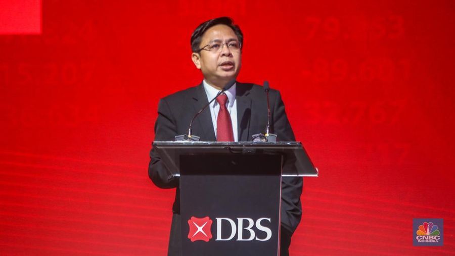 Direktur Eksekutif Indikator Politik Indonesia, Burhanuddin Muhtadi menyampaikan paparan dalam DBS Asian Insights Conference di Jakarta, Rabu (21/5/2025). (CNBC Indonesia/Faisal Rahman)