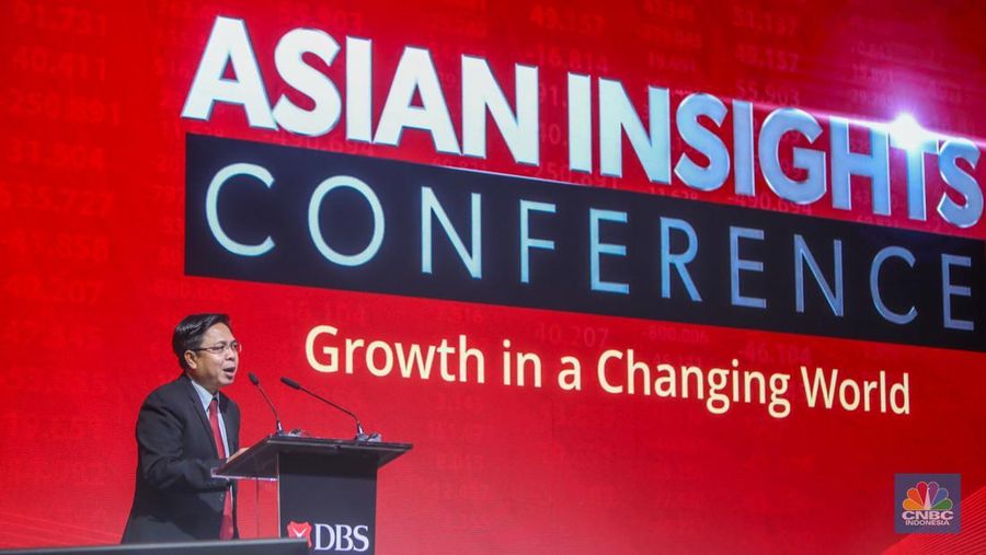 Direktur Eksekutif Indikator Politik Indonesia, Burhanuddin Muhtadi menyampaikan paparan dalam DBS Asian Insights Conference di Jakarta, Rabu (21/5/2025). (CNBC Indonesia/Faisal Rahman)