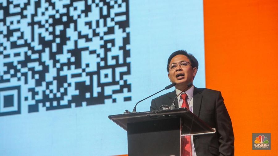 Direktur Eksekutif Indikator Politik Indonesia, Burhanuddin Muhtadi menyampaikan paparan dalam DBS Asian Insights Conference di Jakarta, Rabu (21/5/2025). (CNBC Indonesia/Faisal Rahman)