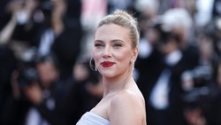 Scarlett Johansson Bikin Cannes Gemerlap dengan Berlian 62 Karat