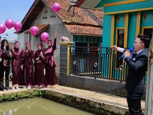 Tiru Gaya Pool Party, Pengantin dan Bridesmaid Lepas Balon di Tepi Empang