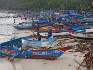 Nekat Melaut Saat Cuaca Buruk, 2 Perahu Nelayan Terbalik