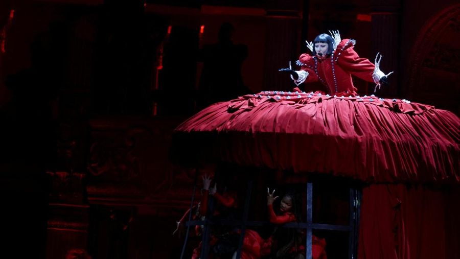 Lady Gaga tampil selama konser terbuka di pantai Copacabana di Rio de Janeiro, Brasil 3 Mei 2025. (REUTERS/Ricardo Moraes)