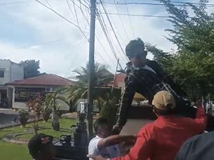 Orator Demo di Polres Palopo Didorong Oknum Polisi hingga Jatuh-Terbentur