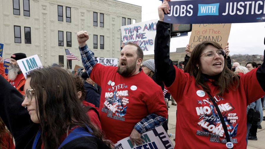 Para pekerja federal meneriakkan yel-yel selama unjuk rasa di seberang jalan dari kantor pusat Internal Revenue Service (IRS), untuk mendukung pegawai negeri sipil setelah pemecatan massal, dan diorganisir oleh National Treasury Employees Union (NTEU) di Kansas City, Missouri, AS, 15 Maret 2025. REUTERS/Chase Castor/Foto Arsip
