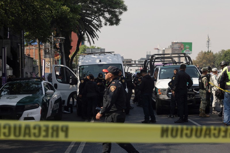 Seorang petugas polisi bekerja di tempat kejadian, setelah dua anggota utama tim Wali Kota Mexico City Clara Brugada tewas dalam apa yang disebut Presiden Meksiko Claudia Sheinbaum sebagai serangan langsung, di Mexico City, Meksiko, 20 Mei 2025. Seorang petugas polisi bekerja di tempat kejadian, setelah dua anggota utama tim Wali Kota Mexico City Clara Brugada tewas dalam apa yang disebut Presiden Meksiko Claudia Sheinbaum sebagai serangan langsung, di Mexico City, Meksiko, 20 Mei 2025. (REUTERS/Quetzalli Nicte-Ha)