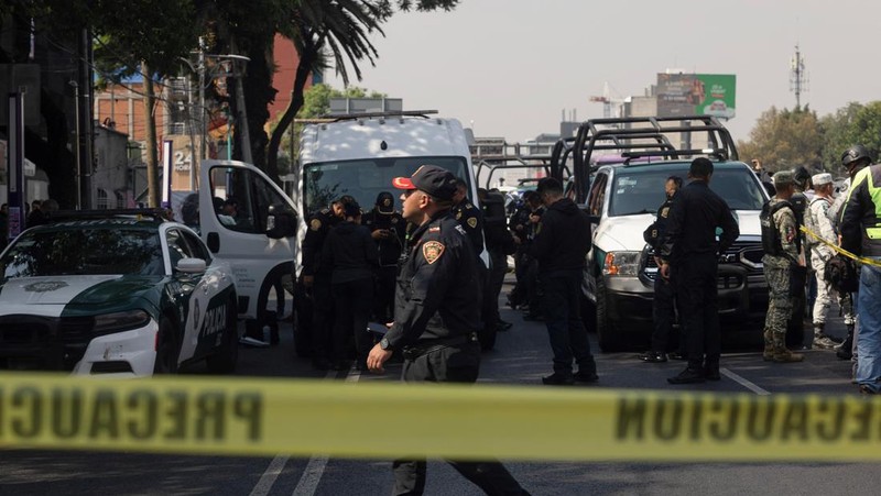 Seorang petugas polisi bekerja di tempat kejadian, setelah dua anggota utama tim Wali Kota Mexico City Clara Brugada tewas dalam apa yang disebut Presiden Meksiko Claudia Sheinbaum sebagai serangan langsung, di Mexico City, Meksiko, 20 Mei 2025. (REUTERS/Quetzalli Nicte-Ha)