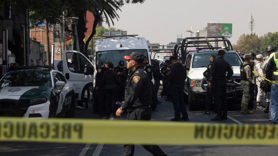 Seorang petugas polisi bekerja di tempat kejadian, setelah dua anggota utama tim Wali Kota Mexico City Clara Brugada tewas dalam apa yang disebut Presiden Meksiko Claudia Sheinbaum sebagai serangan langsung, di Mexico City, Meksiko, 20 Mei 2025. Seorang petugas polisi bekerja di tempat kejadian, setelah dua anggota utama tim Wali Kota Mexico City Clara Brugada tewas dalam apa yang disebut Presiden Meksiko Claudia Sheinbaum sebagai serangan langsung, di Mexico City, Meksiko, 20 Mei 2025. (REUTERS/Quetzalli Nicte-Ha)
