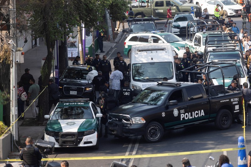 Seorang petugas polisi bekerja di tempat kejadian, setelah dua anggota utama tim Wali Kota Mexico City Clara Brugada tewas dalam apa yang disebut Presiden Meksiko Claudia Sheinbaum sebagai serangan langsung, di Mexico City, Meksiko, 20 Mei 2025. Seorang petugas polisi bekerja di tempat kejadian, setelah dua anggota utama tim Wali Kota Mexico City Clara Brugada tewas dalam apa yang disebut Presiden Meksiko Claudia Sheinbaum sebagai serangan langsung, di Mexico City, Meksiko, 20 Mei 2025. (REUTERS/Quetzalli Nicte-Ha)