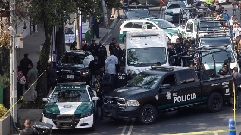 Seorang petugas polisi bekerja di tempat kejadian, setelah dua anggota utama tim Wali Kota Mexico City Clara Brugada tewas dalam apa yang disebut Presiden Meksiko Claudia Sheinbaum sebagai serangan langsung, di Mexico City, Meksiko, 20 Mei 2025. (REUTERS/Quetzalli Nicte-Ha)