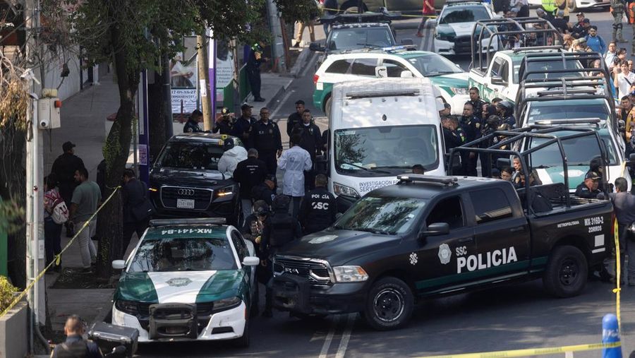 Seorang petugas polisi bekerja di tempat kejadian, setelah dua anggota utama tim Wali Kota Mexico City Clara Brugada tewas dalam apa yang disebut Presiden Meksiko Claudia Sheinbaum sebagai serangan langsung, di Mexico City, Meksiko, 20 Mei 2025. Seorang petugas polisi bekerja di tempat kejadian, setelah dua anggota utama tim Wali Kota Mexico City Clara Brugada tewas dalam apa yang disebut Presiden Meksiko Claudia Sheinbaum sebagai serangan langsung, di Mexico City, Meksiko, 20 Mei 2025. (REUTERS/Quetzalli Nicte-Ha)