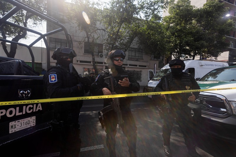Seorang petugas polisi bekerja di tempat kejadian, setelah dua anggota utama tim Wali Kota Mexico City Clara Brugada tewas dalam apa yang disebut Presiden Meksiko Claudia Sheinbaum sebagai serangan langsung, di Mexico City, Meksiko, 20 Mei 2025. Seorang petugas polisi bekerja di tempat kejadian, setelah dua anggota utama tim Wali Kota Mexico City Clara Brugada tewas dalam apa yang disebut Presiden Meksiko Claudia Sheinbaum sebagai serangan langsung, di Mexico City, Meksiko, 20 Mei 2025. (REUTERS/Quetzalli Nicte-Ha)