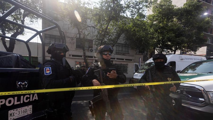 Seorang petugas polisi bekerja di tempat kejadian, setelah dua anggota utama tim Wali Kota Mexico City Clara Brugada tewas dalam apa yang disebut Presiden Meksiko Claudia Sheinbaum sebagai serangan langsung, di Mexico City, Meksiko, 20 Mei 2025. Seorang petugas polisi bekerja di tempat kejadian, setelah dua anggota utama tim Wali Kota Mexico City Clara Brugada tewas dalam apa yang disebut Presiden Meksiko Claudia Sheinbaum sebagai serangan langsung, di Mexico City, Meksiko, 20 Mei 2025. (REUTERS/Quetzalli Nicte-Ha)