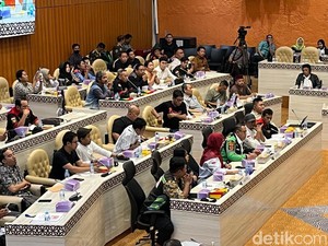 Ojol Ngeluh ke DPR: Upah Dibabat Aplikator, Harus Bayar Biar Dapet Order