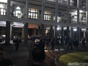 Aksi Mahasiswa UGM Kemah di Balairung Ricuh Usai Ditemui Rektor