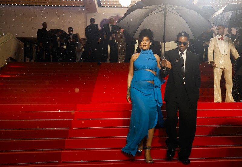 Rihanna dan pemeran A$AP Rocky berpose di karpet merah saat mereka meninggalkan pemutaran film Rihanna dan pemeran A$AP Rocky berpose di karpet merah saat mereka meninggalkan pemutaran film