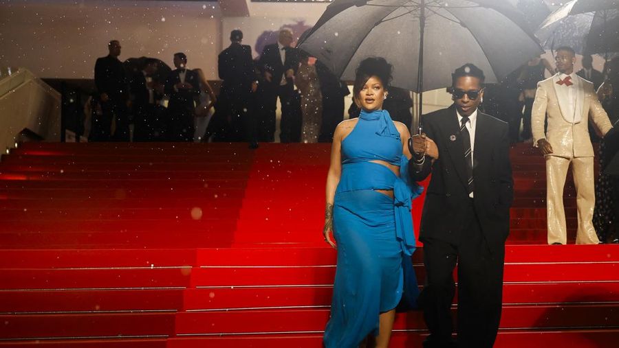 Rihanna dan pemeran A$AP Rocky berpose di karpet merah saat mereka meninggalkan pemutaran film Rihanna dan pemeran A$AP Rocky berpose di karpet merah saat mereka meninggalkan pemutaran film