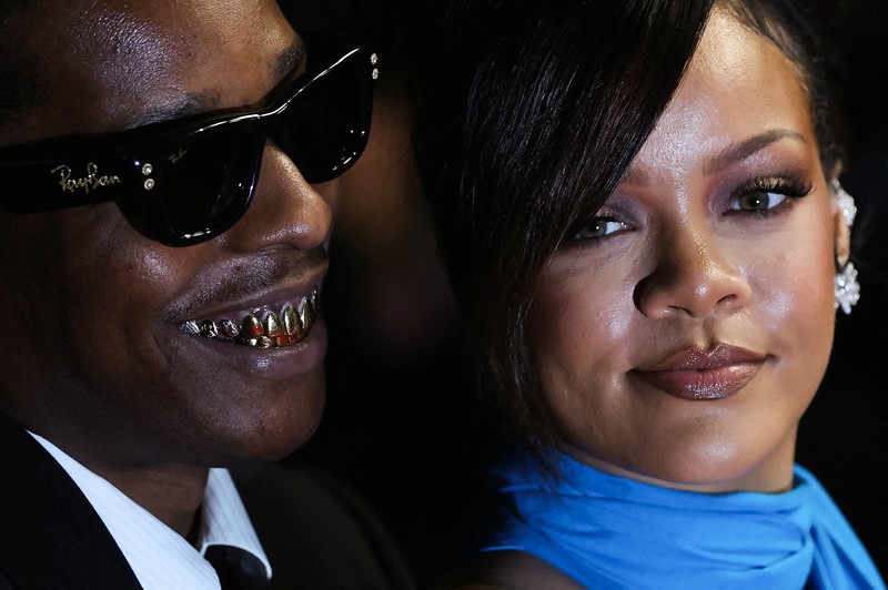 Rihanna dan pemeran A$AP Rocky berpose di karpet merah saat mereka meninggalkan pemutaran film 