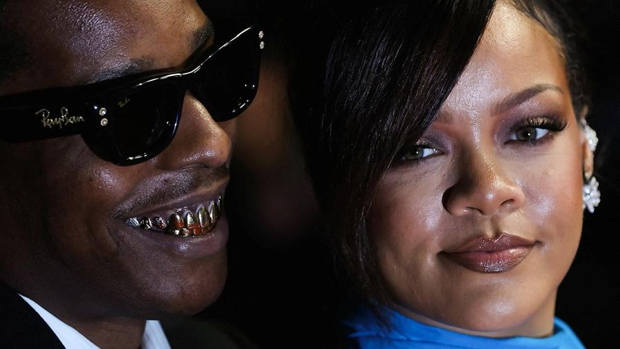 Rihanna dan pemeran A$AP Rocky berpose di karpet merah saat mereka meninggalkan pemutaran film Rihanna dan pemeran A$AP Rocky berpose di karpet merah saat mereka meninggalkan pemutaran film