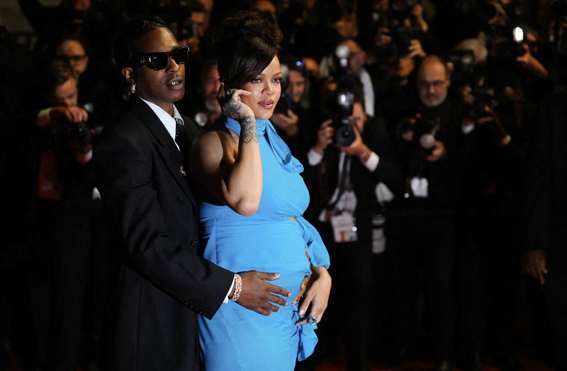 Rihanna dan pemeran A$AP Rocky berpose di karpet merah saat mereka meninggalkan pemutaran film Rihanna dan pemeran A$AP Rocky berpose di karpet merah saat mereka meninggalkan pemutaran film