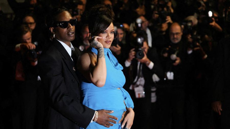 Rihanna dan pemeran A$AP Rocky berpose di karpet merah saat mereka meninggalkan pemutaran film Rihanna dan pemeran A$AP Rocky berpose di karpet merah saat mereka meninggalkan pemutaran film
