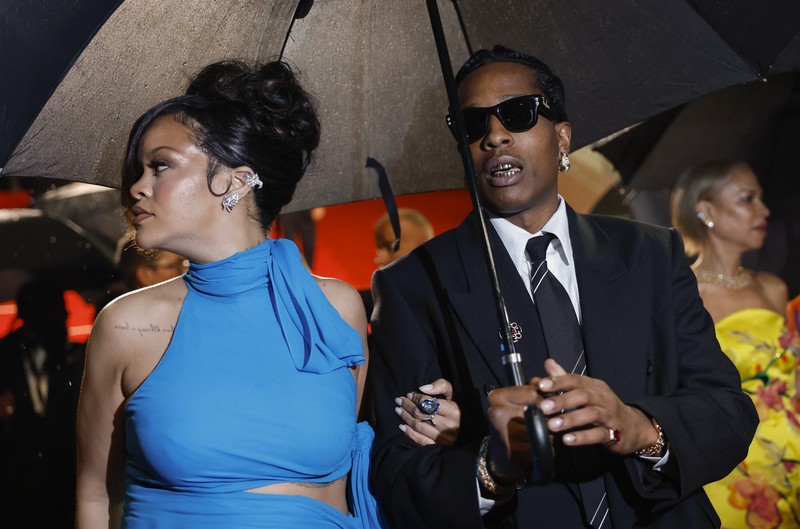 Rihanna dan pemeran A$AP Rocky berpose di karpet merah saat mereka meninggalkan pemutaran film Rihanna dan pemeran A$AP Rocky berpose di karpet merah saat mereka meninggalkan pemutaran film