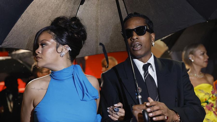 Rihanna dan pemeran A$AP Rocky berpose di karpet merah saat mereka meninggalkan pemutaran film Rihanna dan pemeran A$AP Rocky berpose di karpet merah saat mereka meninggalkan pemutaran film