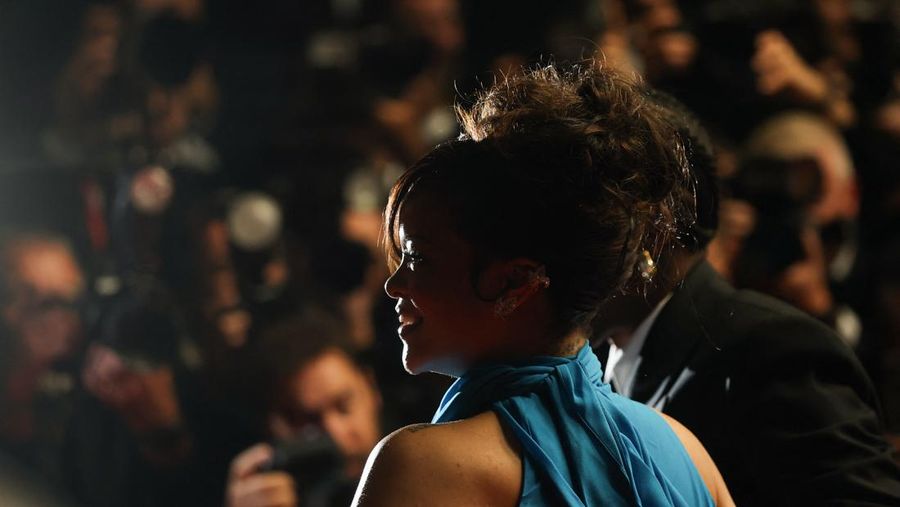 Rihanna dan pemeran A$AP Rocky berpose di karpet merah saat mereka meninggalkan pemutaran film 