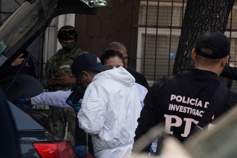 Seorang petugas polisi bekerja di tempat kejadian, setelah dua anggota utama tim Wali Kota Mexico City Clara Brugada tewas dalam apa yang disebut Presiden Meksiko Claudia Sheinbaum sebagai serangan langsung, di Mexico City, Meksiko, 20 Mei 2025. Seorang petugas polisi bekerja di tempat kejadian, setelah dua anggota utama tim Wali Kota Mexico City Clara Brugada tewas dalam apa yang disebut Presiden Meksiko Claudia Sheinbaum sebagai serangan langsung, di Mexico City, Meksiko, 20 Mei 2025. (REUTERS/Quetzalli Nicte-Ha)