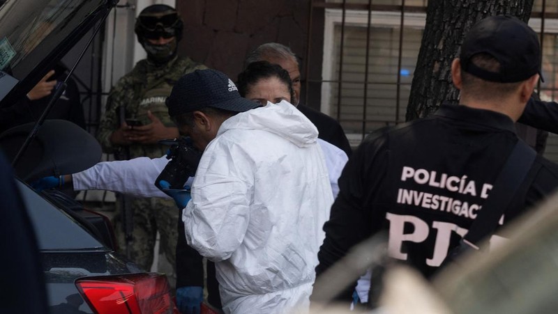 Seorang petugas polisi bekerja di tempat kejadian, setelah dua anggota utama tim Wali Kota Mexico City Clara Brugada tewas dalam apa yang disebut Presiden Meksiko Claudia Sheinbaum sebagai serangan langsung, di Mexico City, Meksiko, 20 Mei 2025. (REUTERS/Quetzalli Nicte-Ha)