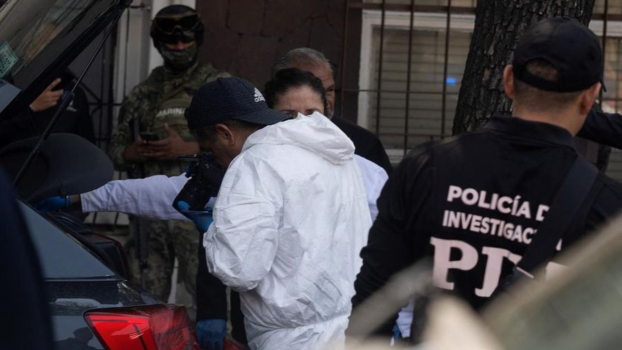 Seorang petugas polisi bekerja di tempat kejadian, setelah dua anggota utama tim Wali Kota Mexico City Clara Brugada tewas dalam apa yang disebut Presiden Meksiko Claudia Sheinbaum sebagai serangan langsung, di Mexico City, Meksiko, 20 Mei 2025. Seorang petugas polisi bekerja di tempat kejadian, setelah dua anggota utama tim Wali Kota Mexico City Clara Brugada tewas dalam apa yang disebut Presiden Meksiko Claudia Sheinbaum sebagai serangan langsung, di Mexico City, Meksiko, 20 Mei 2025. (REUTERS/Quetzalli Nicte-Ha)