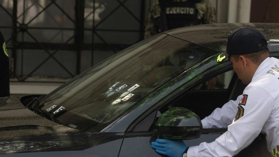 Seorang petugas polisi bekerja di tempat kejadian, setelah dua anggota utama tim Wali Kota Mexico City Clara Brugada tewas dalam apa yang disebut Presiden Meksiko Claudia Sheinbaum sebagai serangan langsung, di Mexico City, Meksiko, 20 Mei 2025. Seorang petugas polisi bekerja di tempat kejadian, setelah dua anggota utama tim Wali Kota Mexico City Clara Brugada tewas dalam apa yang disebut Presiden Meksiko Claudia Sheinbaum sebagai serangan langsung, di Mexico City, Meksiko, 20 Mei 2025. (REUTERS/Quetzalli Nicte-Ha)