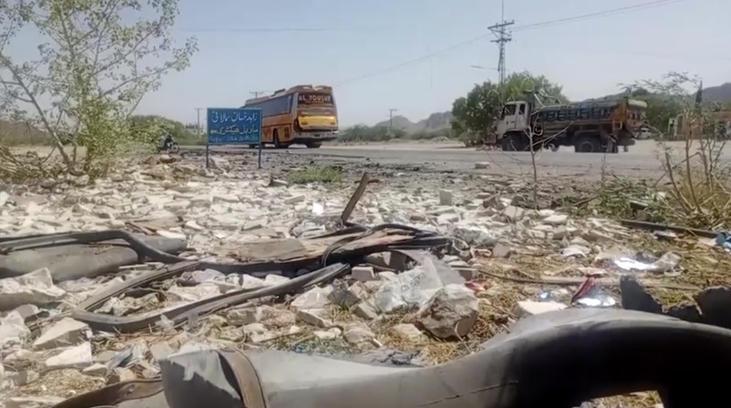 Serangan bom bunuh diri yang menargetkan bus sekolah menewaskan lima orang di Balochistan, Pakistan. (Tangkapan Layar. Reuters TV) Serangan bom bunuh diri yang menargetkan bus sekolah menewaskan lima orang di Balochistan, Pakistan. (Tangkapan Layar. Reuters TV)