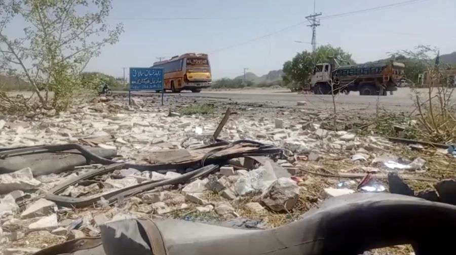 Serangan bom bunuh diri yang menargetkan bus sekolah menewaskan lima orang di Balochistan, Pakistan. (Tangkapan Layar. Reuters TV) Serangan bom bunuh diri yang menargetkan bus sekolah menewaskan lima orang di Balochistan, Pakistan. (Tangkapan Layar. Reuters TV)