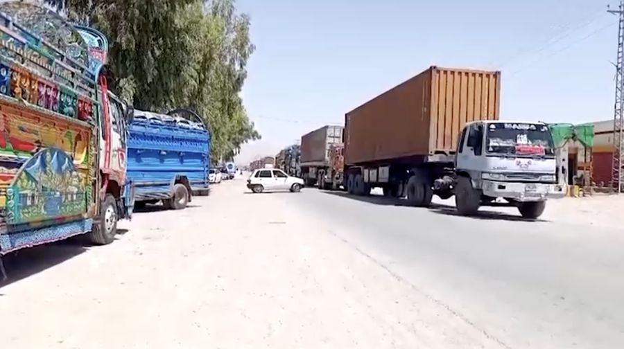 Serangan bom bunuh diri yang menargetkan bus sekolah menewaskan lima orang di Balochistan, Pakistan. (Tangkapan Layar. Reuters TV)