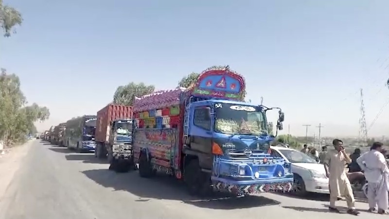 Serangan bom bunuh diri yang menargetkan bus sekolah menewaskan lima orang di Balochistan, Pakistan. (Tangkapan Layar. Reuters TV)