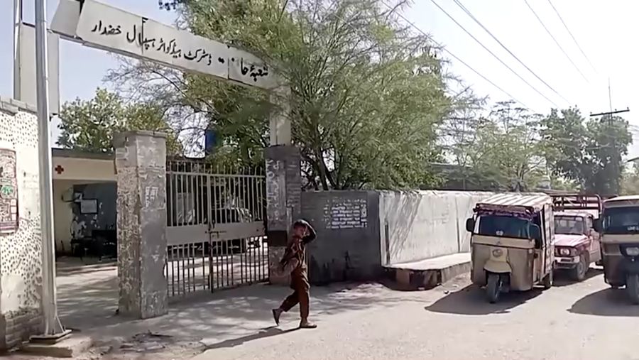 Serangan bom bunuh diri yang menargetkan bus sekolah menewaskan lima orang di Balochistan, Pakistan. (Tangkapan Layar. Reuters TV) Serangan bom bunuh diri yang menargetkan bus sekolah menewaskan lima orang di Balochistan, Pakistan. (Tangkapan Layar. Reuters TV)