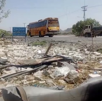 Penampakan Sisa Bom Bunuh Diri Bus Sekolah Tewaskan 4 Anak di Pakistan