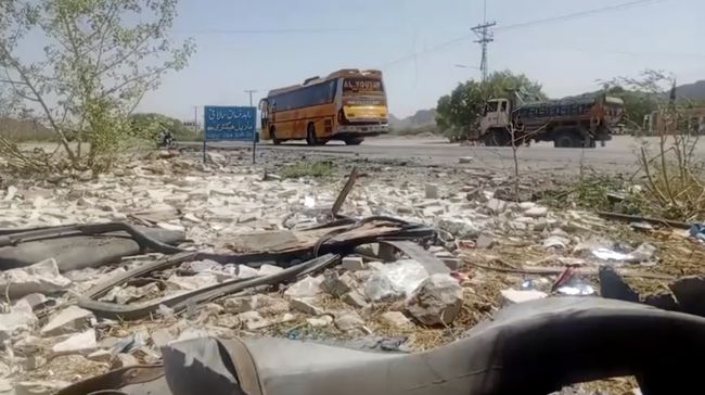 Penampakan Sisa Bom Bunuh Diri Bus Sekolah Tewaskan 4 Anak di Pakistan