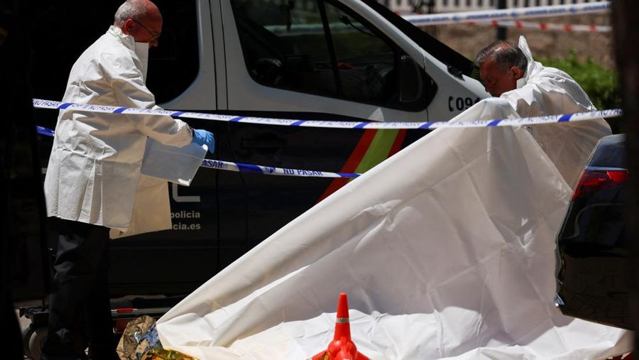 SPAIN-MURDER/UKRAINE Members of the forensic team work at the spot where former Ukrainian politician Andriy Portnov, according to the Spain's Interior Ministry, was shot by unidentified gunmen, outside a school in a wealthy suburb of Madrid, in Madrid, Spain May 21, 2025. REUTERS/Nacho Doce