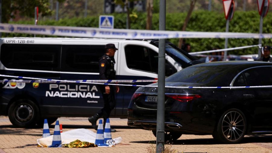 SPAIN-MURDER/UKRAINE Members of the forensic team work at the spot where former Ukrainian politician Andriy Portnov, according to the Spain's Interior Ministry, was shot by unidentified gunmen, outside a school in a wealthy suburb of Madrid, in Madrid, Spain May 21, 2025. REUTERS/Nacho Doce