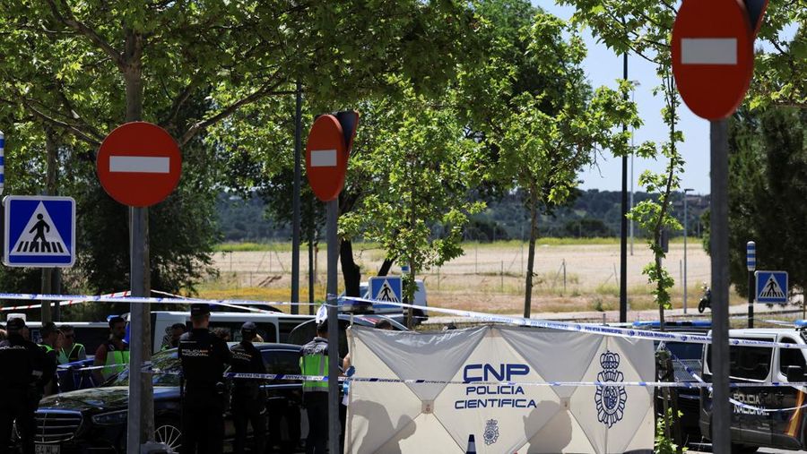 SPAIN-MURDER/UKRAINE Members of the forensic team work at the spot where former Ukrainian politician Andriy Portnov, according to the Spain's Interior Ministry, was shot by unidentified gunmen, outside a school in a wealthy suburb of Madrid, in Madrid, Spain May 21, 2025. REUTERS/Nacho Doce